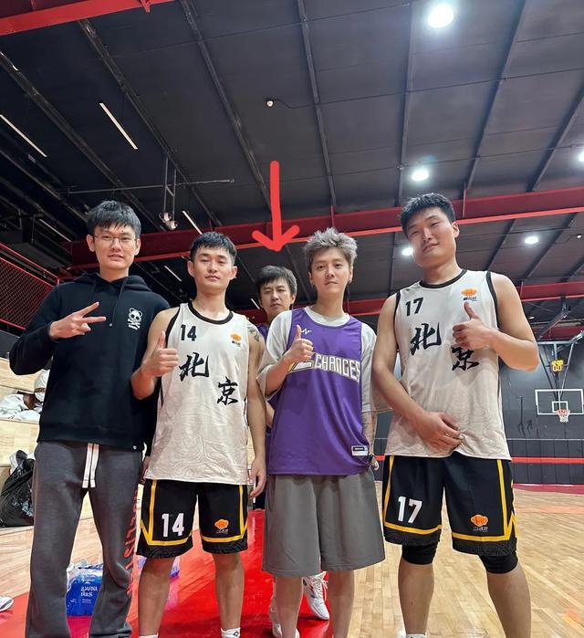 穿着背心展, amp, 体育馆打篮